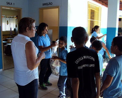 mobilização em escola do bairro Quintino, no dia 03/12/14, onde foram recolhidos 400 kg de recipientes entre garrafas, latas e outros.